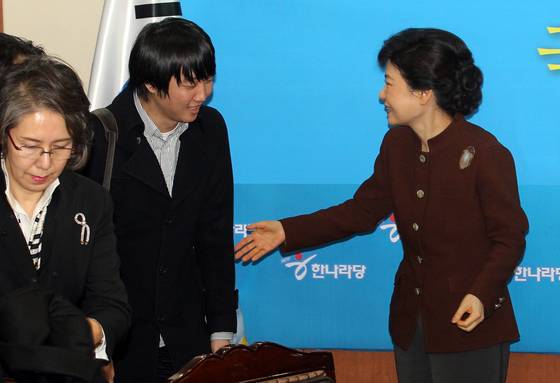 2011년 12월 당시 한나라당 박근혜 비상대책위원장이 여의도 중앙당사에서 열린 첫 비상대책위원회에서 비대위원에 선임된 이준석과 이야기를 나누고 있다. 연합뉴스