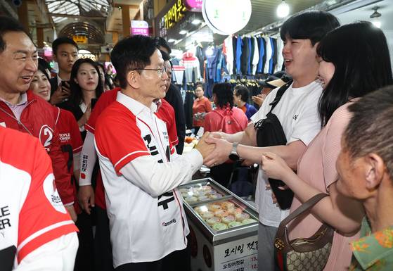 김문수 국민의힘 대선 후보가 13일 오후 울산 남구 신정시장을 찾아 시민들과 인사하고 있다. 임현동 기자