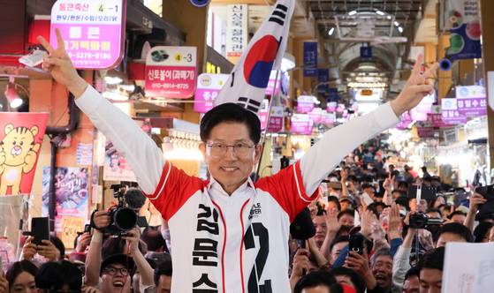 김문수 국민의힘 대선 후보가 13일 오후 울산 남구 신정시장에서 지지를 호소하고 있다. 임현동 기자