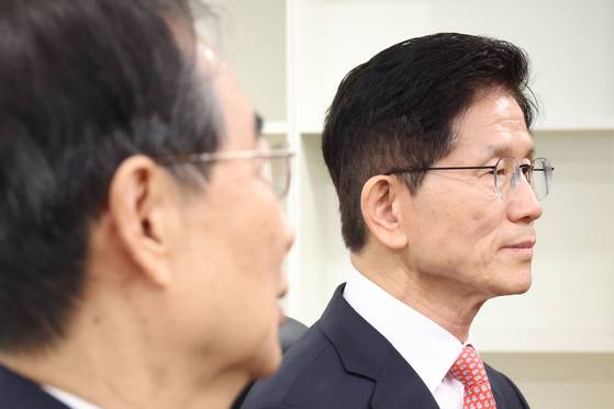 국민의힘 김문수 대선 후보(오른쪽)가 지난 11일 국민의힘 당사에서 한덕수 전 국무총리와 만나고 있다. 연합뉴스