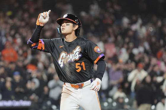 샌프란시스코 자이언츠의 이정후가 13일(현지시간) 샌프란시스코에서 열린 애리조나 다이아몬드백스와의 경기에서 8회말 3점 홈런을 친 후 축하하고 있다. AP=연합뉴스