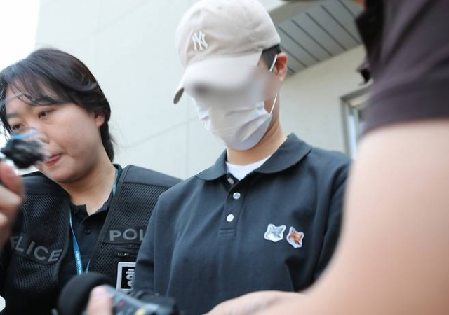 ▲ 육군 12사단 훈련병 사망사건과 관련해 규정을 위반한 군기훈련(얼차려)을 실시한 혐의로 중대장(대위) A씨가 지난해 6월 21일 오전 강원 춘천지방법원에서 열린 구속 전 피의자 심문(영장실질심사)을 마치고 법원을 나오고 있다. 연합뉴스