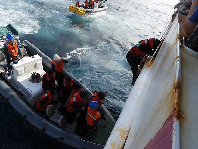 오늘(14일) 오전 제주해경에 인계된 사고 어선 선원들(화면제공 : 제주지방해양경찰청)