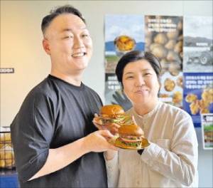 경북 칠곡 왜관읍 므므흐스 버거의 배민화 대표와 남편 구건호 실장이 햄버거를 선보이고 있다.  므므흐스 버거 제공
