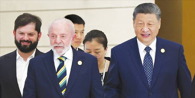 < 시진핑 “패권주의는 자기 고립시키는 일” > 13일 중국 베이징에서 ‘중국-라틴아메리카·카리브해 국가공동체(CELAC) 포럼’ 제4차 장관급회의 개막식이 열렸다. 시진핑 중국 국가주석은 이 자리에서 “괴롭힘과 패권주의는 자신을 고립시키는 일”이라며 미국을 우회적으로 비판했다. 오른쪽부터 시 주석, 루이스 이나시우 룰라 다시우바 브라질 대통령, 가브리엘 보리치 칠레 대통령.  EPA연합뉴스