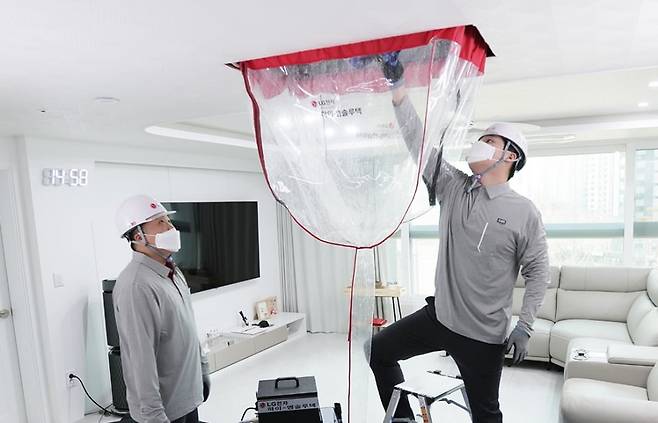 하이엠솔루텍이 LG전자 시스템에어컨 세척 서비스를 제공하는 모습. / 사진=하이엠솔루텍 제공