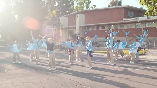 라이즈 첫 정규 앨범 4번 트랙 '플라이 업' 이미지 /사진=SM엔터테인먼트 제공