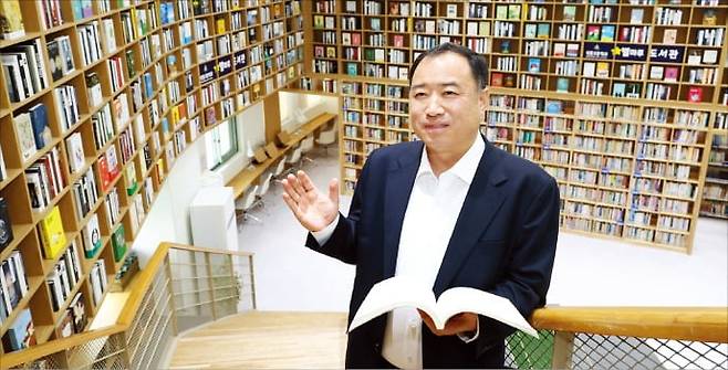 권영기 성동고 교장은 “교사는 미래 세대에 꿈을 심어줄 수 있는 자랑스러운 직업”이라고 말했다. 뒤로 보이는 교내 도서관은 ﻿코엑스 별마당도서관을 벤치마킹했다.  /강은구 기자