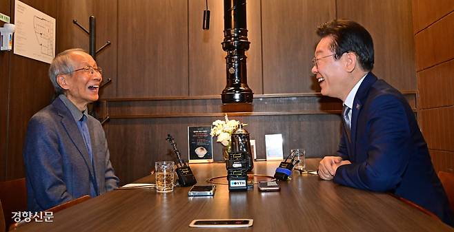 이재명 더불어민주당 대표가 12·3 불법 계엄이 일어나기 전인 2024년 10월30일 서울 여의도 모처에서 윤여준 전 환경부 장관과 오찬 회동을 갖으며 이야기 를 나누고 있다. 두 사람은 이전에도 수차례 이런 자리를 가졌다고 한다. 성동훈 기자