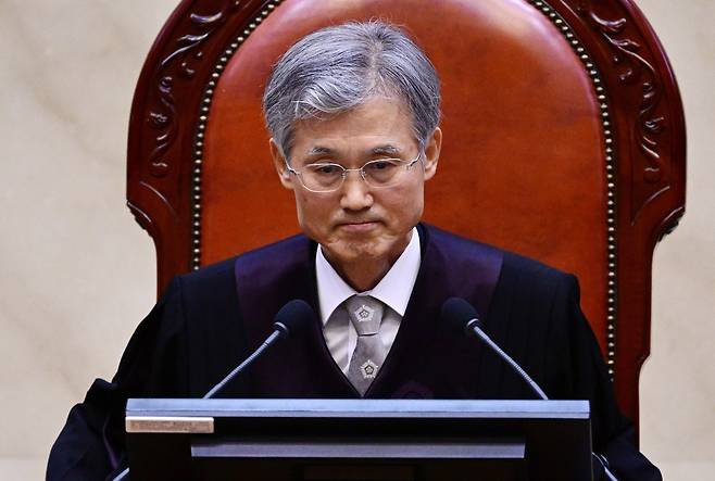 조희대 대법원장이 지난 1일 서울 서초구 대법원에서 열린 더불어민주당 이재명 대선 후보의 공직선거법 위반 사건 상고심 선고에 참석해 입술을 다물고 있다. 연합뉴스