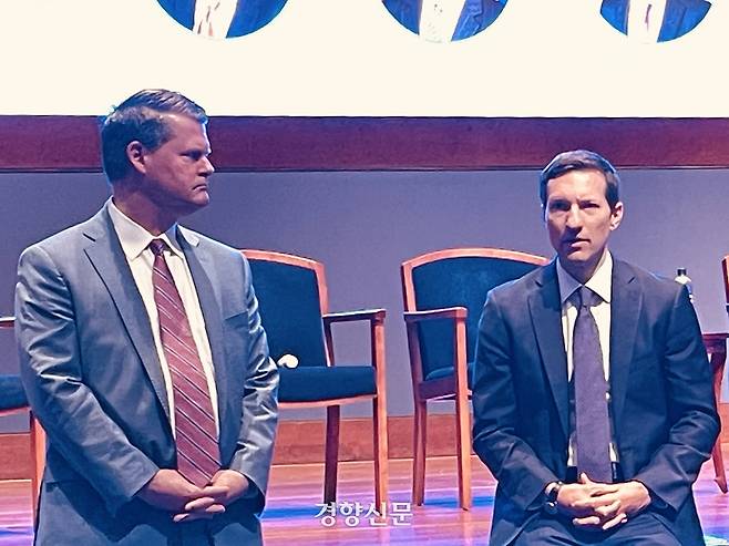 랜들 슈라이버 전 미 국방부 인도태평양 안보 차관보(왼쪽)와 일라이 래트너 전 미 국방부 인도태평양 안보 차관보가 13일(현지시간) 미 의회에서 인도태평양 안보연구소(IIPS)가 주최한 언론 간담회에서 취재진과 질의응답을 하고 있다. 워싱턴 | 김유진특파원