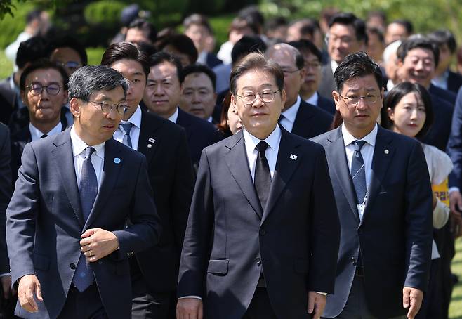 이재명 더불어민주당 대선 후보가 14일 부산시 남구 유엔기념공원 찾아 참배를 위해 이동하고 있다. 연합뉴스