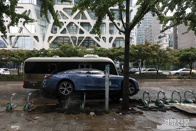 2022년 8월9일 침수 피해를 입은 서울 서초구 진흥아파트 앞 서초대로에 전날 쏟아진 폭우로 고립된 차량이 인도에 올라와 있다. 경향신문 자료사진