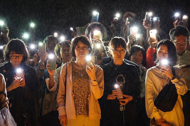 2024년 10월 일본 도쿄에서 열린 가자지구 휴전 촉구 집회에서 일본 시민들이 휴대전화 조명을 들어보이고 있다. Gettyimages/이매진스