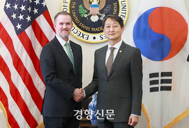 안덕근 산업통상자원부 장관(오른쪽)이 지난 4월 28일(현지시간) 미국 워싱턴 D.C. USTR 회의실에서 제이미슨 그리어 미국 무역대표부(USTR) 대표와 면담에 앞서 악수하며 기념사진을 찍고 있다. 산업통상자원부 제공