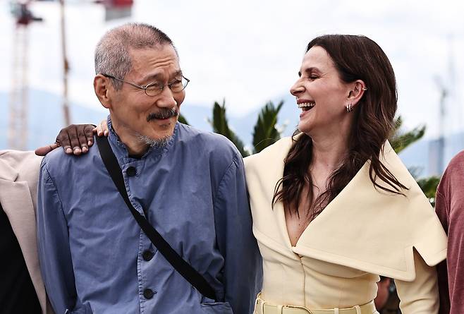 홍상수 감독(왼쪽)과 제78회 칸국제영화제 경쟁부문 심사위원장을 맡은 배우 줄리엣 비노슈가 13일(현지시간) 프랑스 칸의 포토콜 현장에 서 있다. 신화연합뉴스