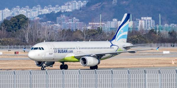 부산 강서구 김해공항에서 에어부산 항공기가 착륙하고 있는 모습. 국제신문DB