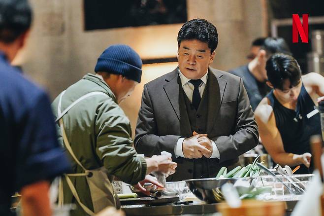 North Korean defector chef Kim Won-jun, left, prepares a dish as Paik Jong-won, a judge on Netflix’s "Culinary Class Wars" (2024), looks on. [KIM WON-JUN]