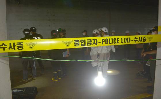 National Forensic Service officials and police investigate the scene of the Osong underpass flooding disaster on July 20, 2023. [JOONGANG ILBO]