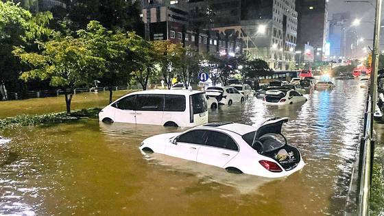 Roads around Seoul National University of Education Station on subway line 2 are seen flooded after record rainfall on Aug. 8, 2022. [NEWS1]