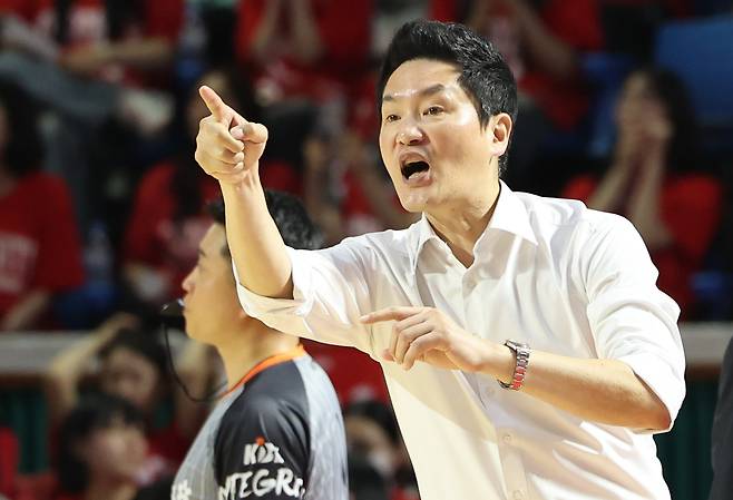 Seoul SK Knights head coach Chun Hee-chul instructs his players during the fifth game of the KBL Championship against the Changwon LG Sakers at Jamsil Students Gymnasium in southern Seoul on May 13. [YONHAP]