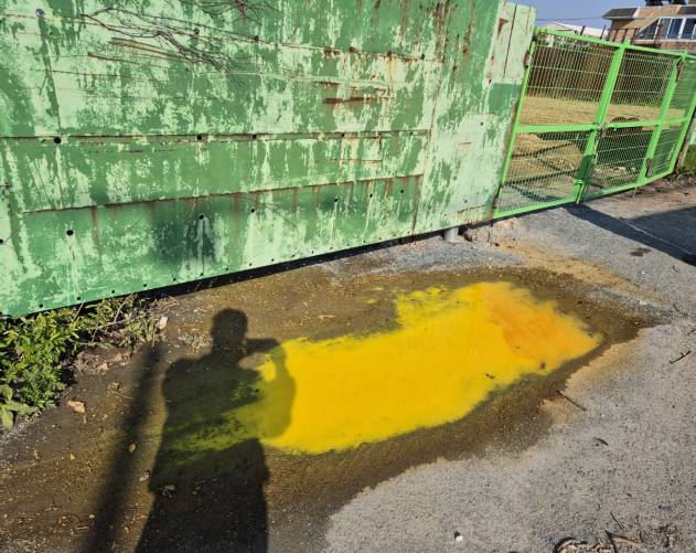 &nbsp;차량들이 방치된 장소 앞에서 정체불명의 액체류가 유출되어 있다. 사진 = 손상훈 기자&nbsp;