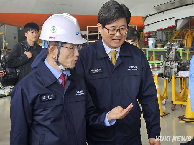 김문수 국민의힘 대선 후보가 14일 경남 사천시에서 항공정비업체인 한국항공서비스를 방문해 관계자에게 설명을 듣고 있다. 윤상호 기자