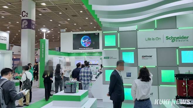 글로벌 전력설비·솔루션 기업 슈나이더 일렉트릭 코리아는 올해 한국시장 진출 50주년을 맞아 ‘2025 국제 전기전력 전시회’에 대규모 부스를 마련하고 각종 전력기기 및 솔루션을 선보였다. 슈나이더 일렉트릭 코리아 부스 전경. 김재민 기자&nbsp;