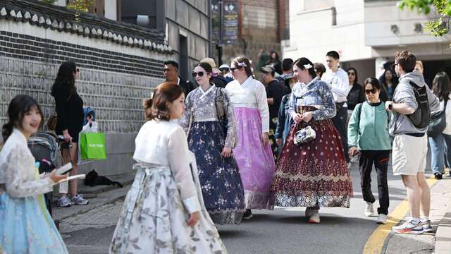 한복을 입은 외국인 관광객들이 지난 5일 서울 종로구 북촌 한옥마을을 살펴보고 있다. 지난해 한국을 찾은 외국인 관광객은 1300만명가량이다. 이 가운데 약 600만명이 북촌을 방문했다.