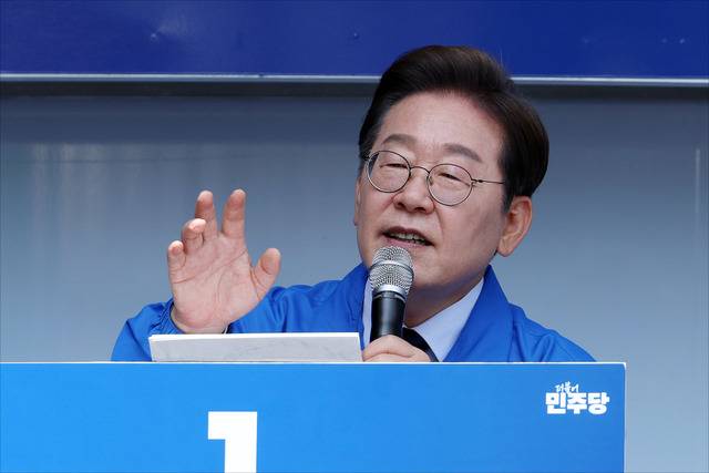 이재명 더불어민주당 대선 후보가 13일 경북 구미시 구미역 앞 광장에서 열린 선거유세에서 연설을 하고 있다. 구미=이병주 기자