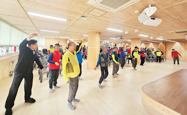 서울 은평구의 시립정신요양시설 은혜로운집의 원장인 구세군 이문재(왼쪽) 사관이 지난 11일 예배를 시작하기 전 조현병 환자인 입소자들과 함께 체조하고 있다.