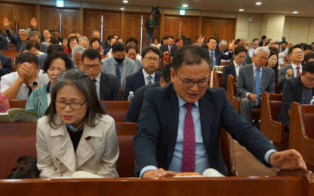 예장합동 전국목사장로기도회 참가자들이 13일 부산 수영로교회에서 기도하고 있다. 이번 기도회엔 교단 역사상 처음으로 부부가 함께 참석했다. 부산=정홍준 객원기자