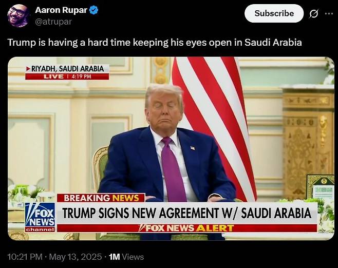도널드 트럼프 대통령이 사우디아라비아 순방 중 조는 듯한 모습이 생중계된 모습을 공유한 미국의 언론인. X 캡처