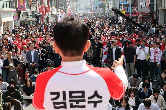 김문수 국민의힘 대선 후보가 14일 경남 진주광미사거리에서 유세를 하고 있다. 공동취재사진