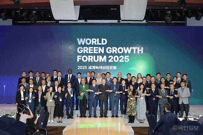 2025 세계녹색성장포럼(WGGF) 개막식 기념촬영. 포항시 제공
