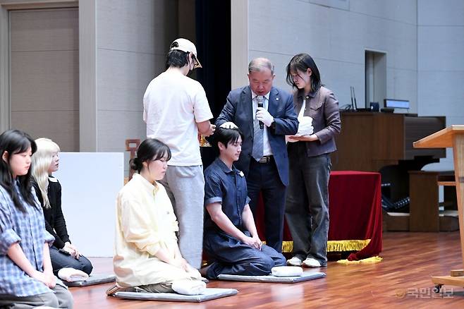 백석대 교목과 디자인영상학부 학생들이 지난해 5월 충남 천안 백석홀 대강당에서 세례식을 진행하고 있다. 국민일보DB