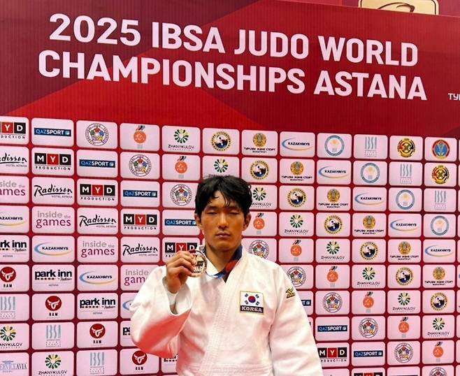 김현빈이 14일 카자흐스탄 아스타나에서 열린 2025 IBSA 세계시각장애인유도선수권에서 동메달을 목에 걸고 기념촬영하고 있다. 대한장애인유도협회 제공