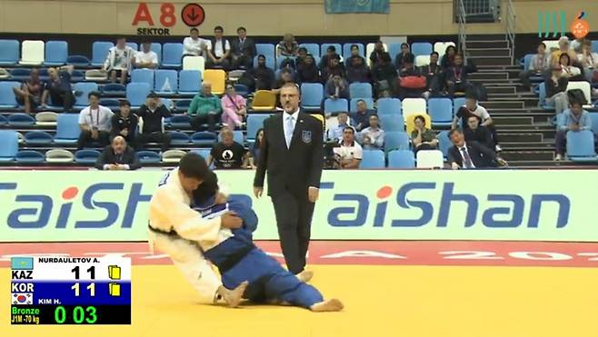 김현빈이 14일 카자흐스탄 아스타나에서 열린 2025 IBSA 세계시각장애인유도선수권 누르둘레토프 아실란과 동메달 결정전에서 안뒤축 감아치기 기술을 걸고 있다. 대한장애인유도협회 제공