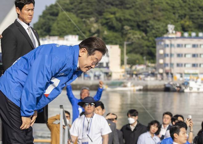 이재명 더불어민주당 대선 후보가 14일 경남 통영시 강구안 문화마당에서 열린 유세에 입장해 인사하고 있다. 연합뉴스