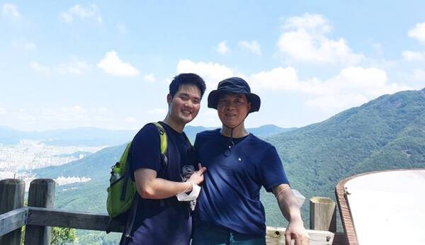 고(故)유신형 중위(왼쪽)와 아버지 유해기씨. 유 중위 유가족 제공