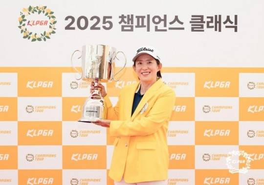 우승 트로피 들고 활짝 웃는 우선화