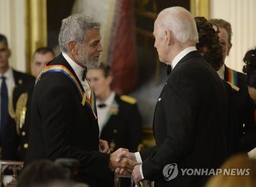 2022년 12월 조지 클루니와 악수하는 바이든. EPA 연합뉴스