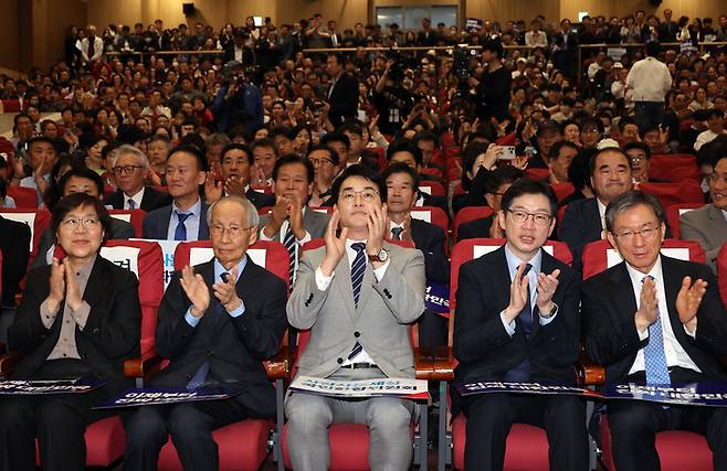 지난 11일 서울 여의도 국회 의원회관에서 더불어민주당 윤여준 상임총괄선대위원장, 박용진 전 의원 등이 참석한 가운데 사람사는세상 국민화합위원회 정책협약식이 열리고 있다. [사진 출처 = 연합뉴스]