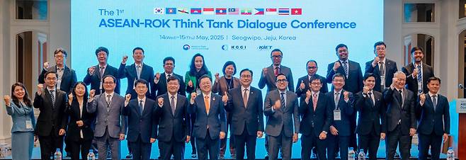 14일 제주 롯데호텔에서 열린 제1차 한-아세안 경제통상 싱크탱크 다이얼로그 컨퍼런스_에서 박일준 대한상의 상근부회장(앞줄 왼쪽 일곱번째)과 정인교 통상교섭본부장(앞줄 왼쪽 여덟번째)이 참석자들과 기념촬영을 하고 있다. <대한상의>
