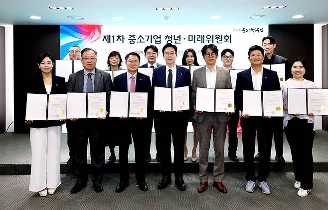 14일 오전 서울 여의도 중소기업중앙회관에서 열린 ‘중소기업 청년·미래위원회’ 출범식에서 참석자들이 기념촬영을 하고 있다. 김학범 위원장(청년창업가협회 중앙회장·사진 왼쪽 네번째)와 추문갑 위원(중기중앙회 경제정책본부장·세번째) 등이 참석했다. [사진제공=중기중앙회]