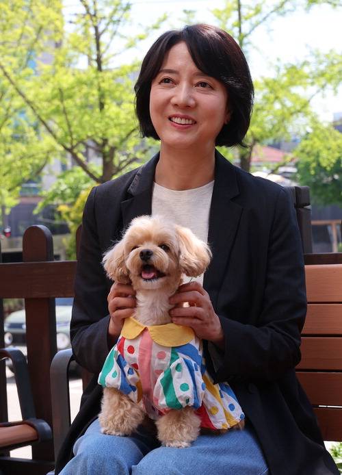 이영 전 장관이 자신의 반려견 '뻥이'와 함께 환하게 웃고 있다.  이승환 기자