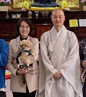 이영 전 장관(왼쪽)과 충정사 주지 덕운 스님. 덕운 스님은 마침표의 소개로 유기견 '새콤'을 입양했다.