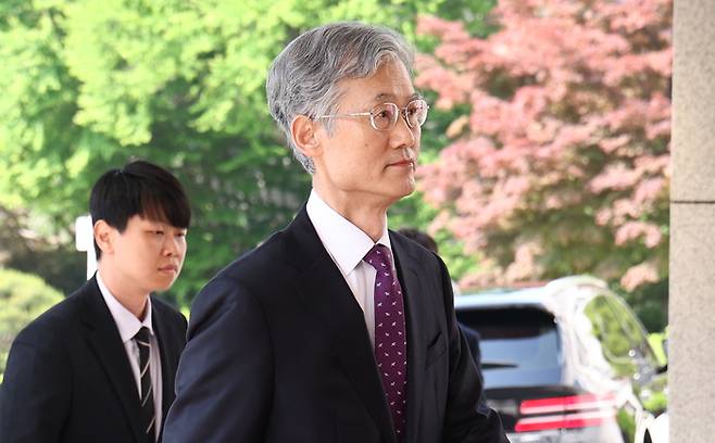 14일 오전 조희대 대법원장이 서울 서초구 대법원으로 출근하고 있다. 조 대법원장 등 대법관 12명과 대법원 수석·선임재판연구관, 대법원장 비서실장, 법원행정처 사법정보화실장이 증인으로 채택됐지만 모두 불출석 사유서를 제출했다. [사진 = 연합뉴스]