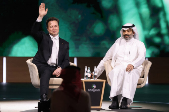 테슬라와 스페이스X 최고경영자(CEO)인 일론 머스크가 5월 13일(현지 시각) 사우디아라비아 리야드에서 열린 사우디-미국 투자 포럼에 참석해 관객을 향해 손을 흔들고 있다. (출처=AFP 연합)