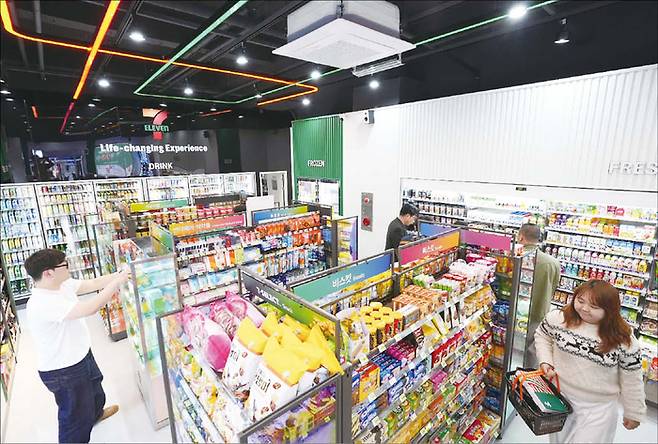 편의점 업계는 특화 매장과 점포 리뉴얼로 승부수를 띄웠다. 왼쪽은 지난해 10월 CU가 선보인 엔터테인먼트 특화 점포 ‘뮤직 라이브러리’. 아래 사진은 세븐일레븐이 최근 내놓은 새 콘셉트 매장 ‘뉴웨이브 대전둔산점’. (각 사 제공)